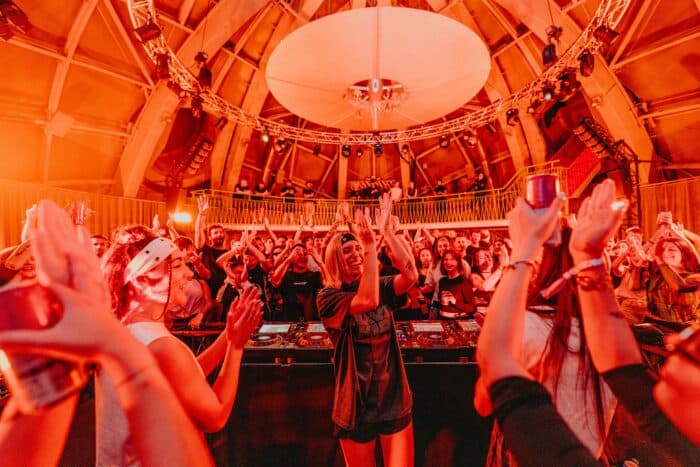 „Wenn jemand jeden Drop filmt, macht mich das traurig“: Novah über Handys auf dem Dancefloor