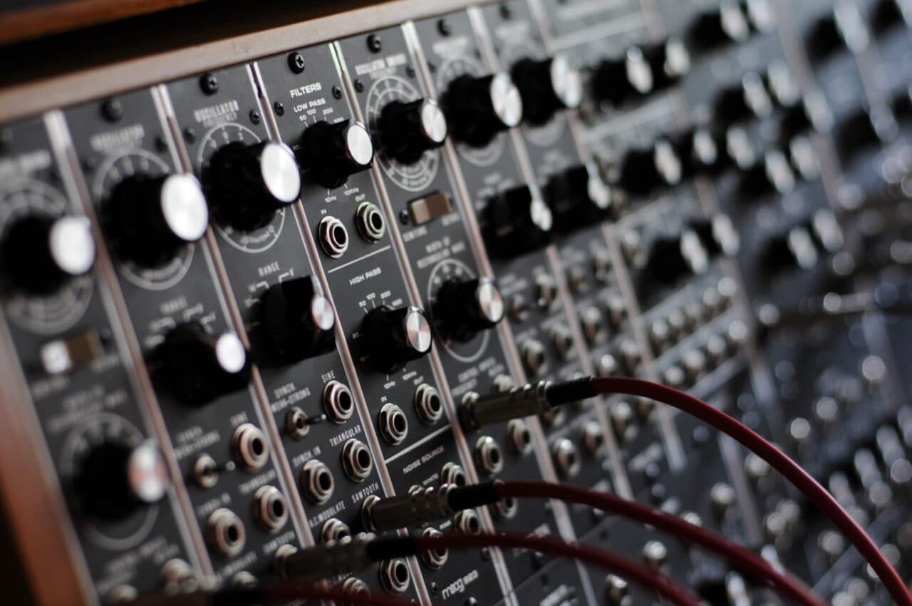 Surgeon improvisiert und spielt mit Synthesizern Techno