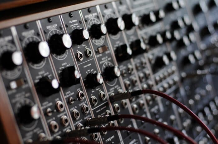 Surgeon improvisiert und spielt mit Synthesizern Techno