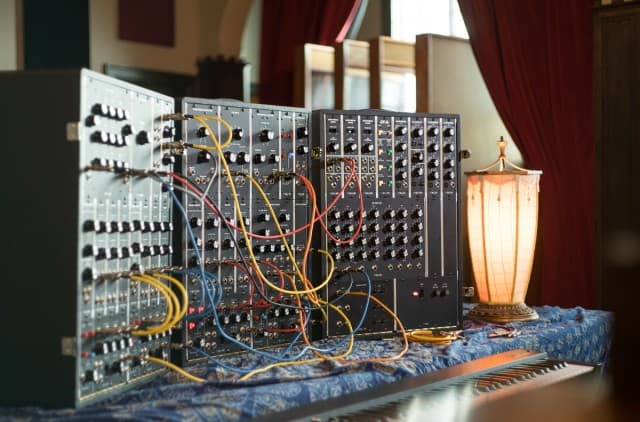 Moog bringt den Modularsynthesizer IIIp wieder auf den Markt