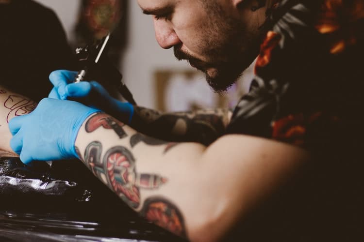 Das sind die besonderen & außergewöhnlichen Tattoos der DJs!