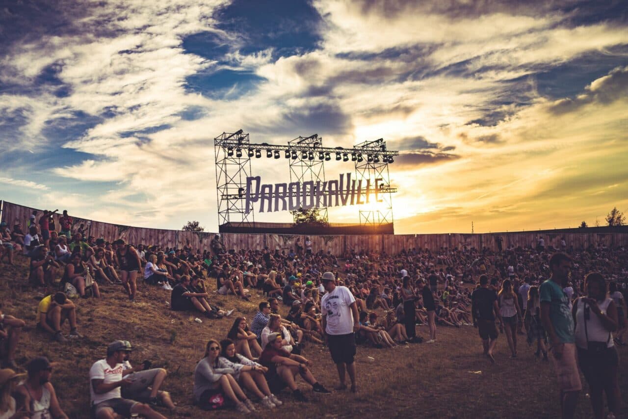 Parookaville: Auktion von Headliner-Portraits für guten Zweck