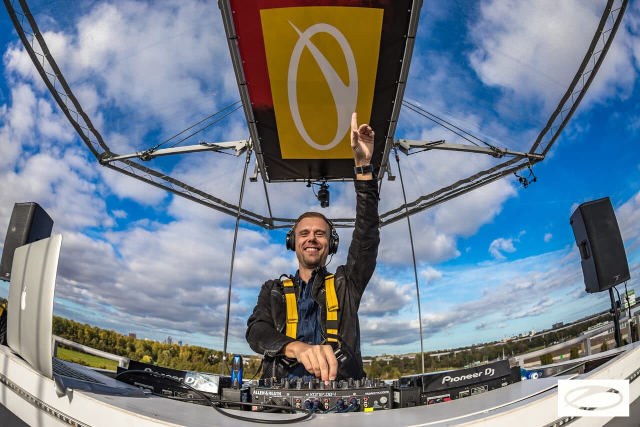 Armin van Buuren verblüfft mit ADE-Set in außergewöhnlicher Location
