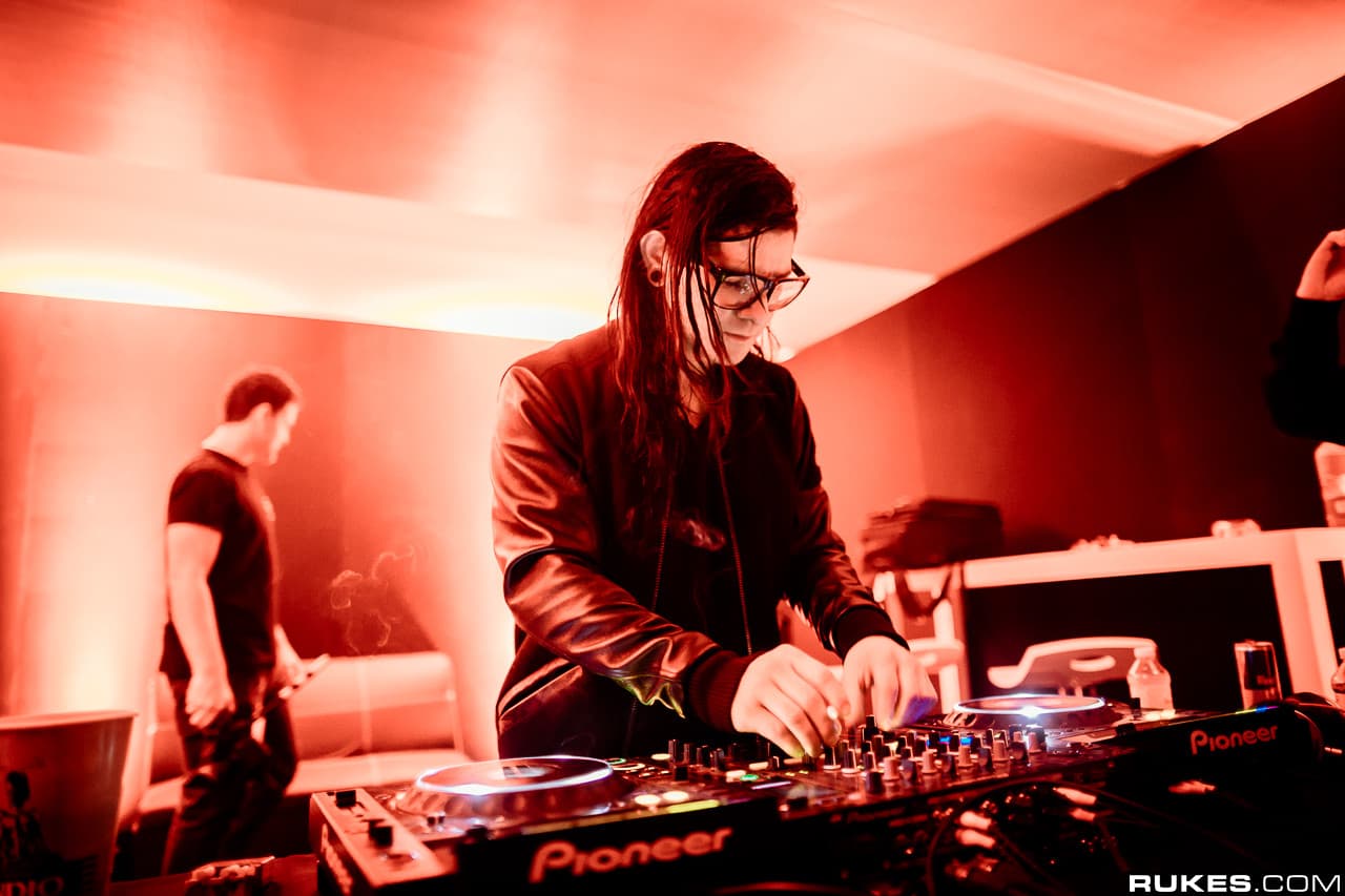 Mit diesen Stars sitzt Skrillex zur Zeit regelmäßig im Studio