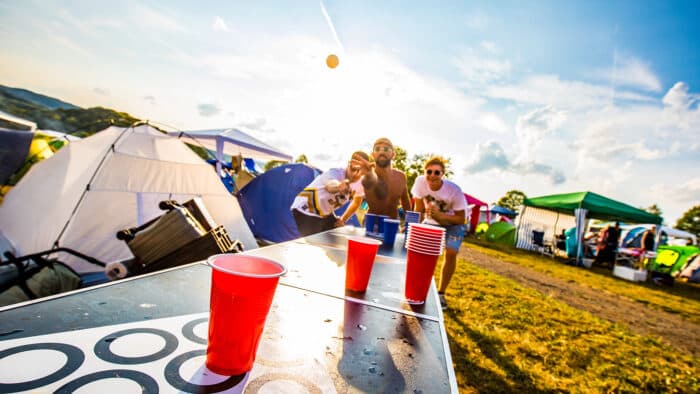 Vorglühen für Vollprofis: Das sind die besten Festival-Trinkspiele!