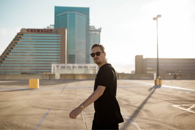 1LIVE-Aktion: Robin Schulz legt in der Spielerkabine auf