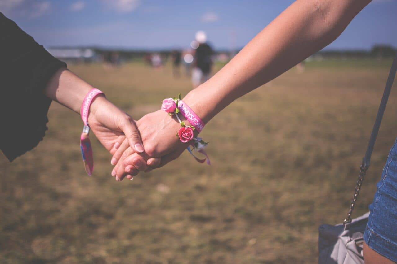 Ohne Schere: So einfach bekommst du dein Festivalbändchen vom Handgelenk!