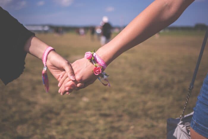 Ohne Schere: So einfach bekommst du dein Festivalbändchen vom Handgelenk!