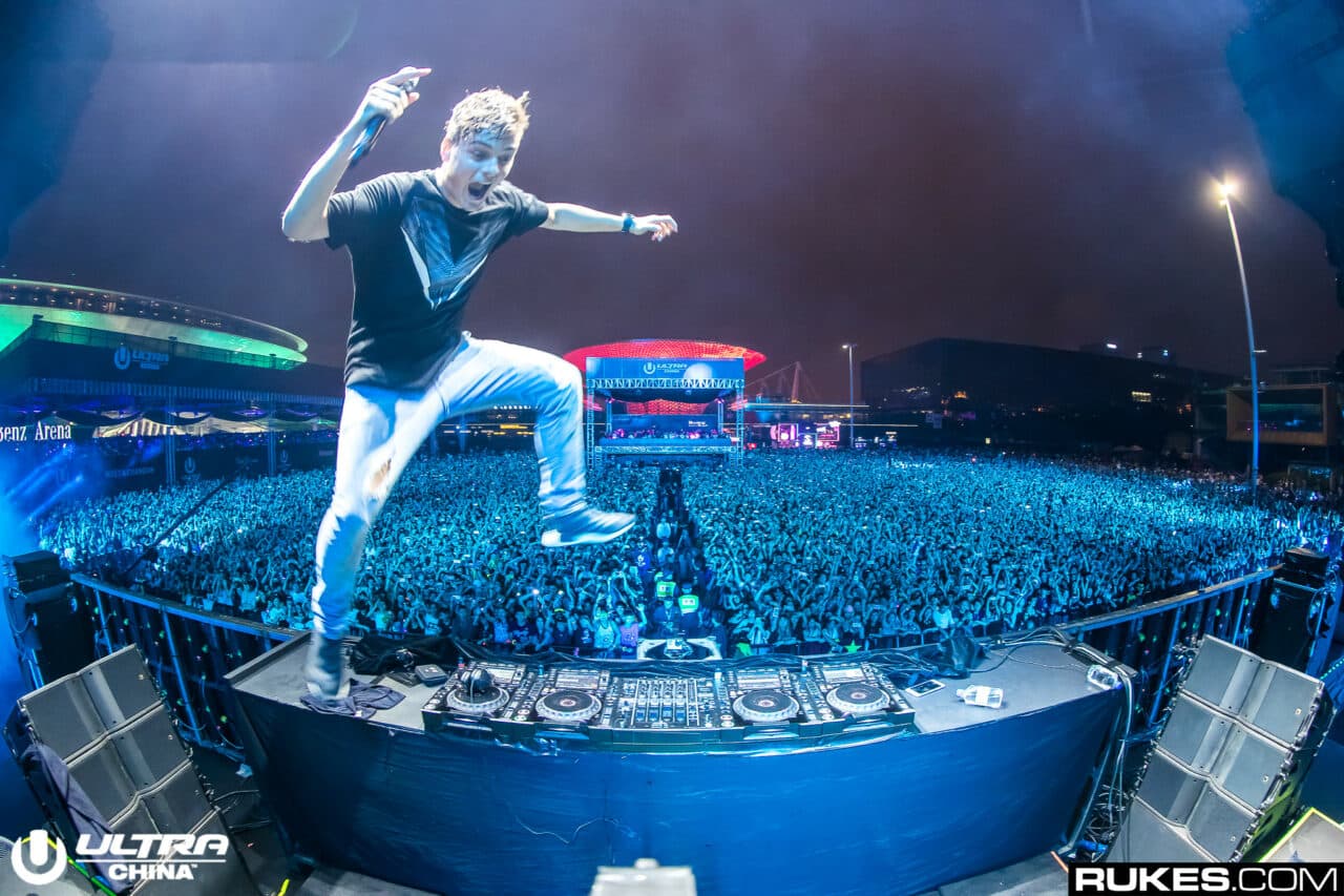 Horror-Attacke: Martin Garrix spielt trotz Wespenangriff weiter!