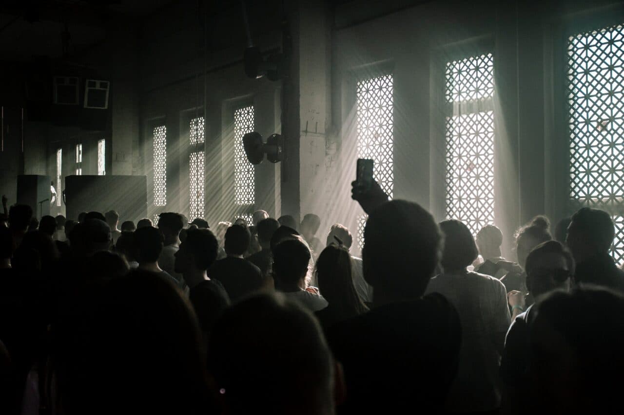 Illegaler Rave im Teppich-Haus fliegt auf!