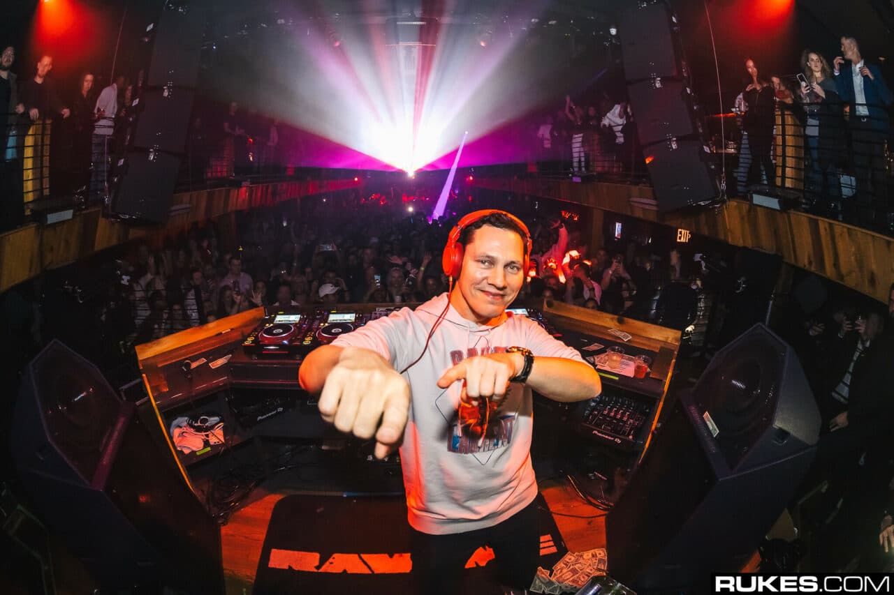 Tiësto überrascht bei Liveset mit neuen IDs & melodischem Techno