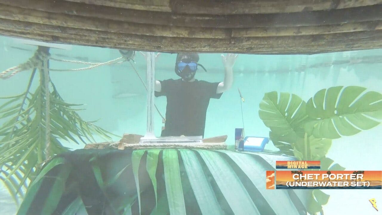Abgetaucht: DJ spielt spektakuläres Set unter Wasser