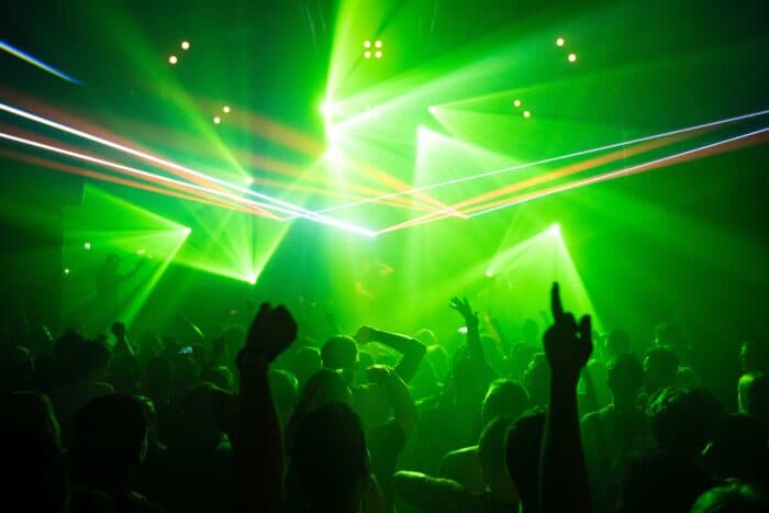 Studie: Keine COVID-19-Infektionsgefahr in Clubs mit Maske und Belüftung