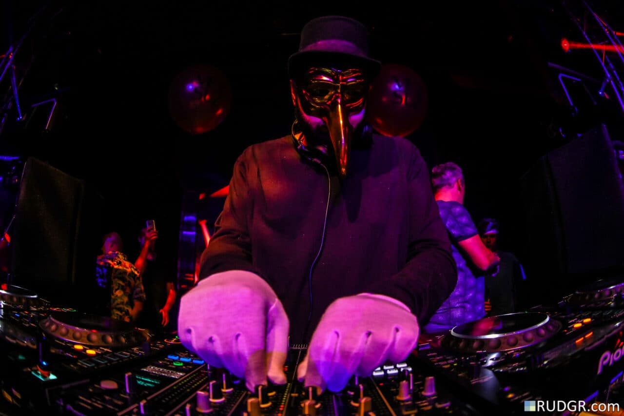 Das Set zum Sonntag: Groovige Tunes von Claptone aus dem Green Valley