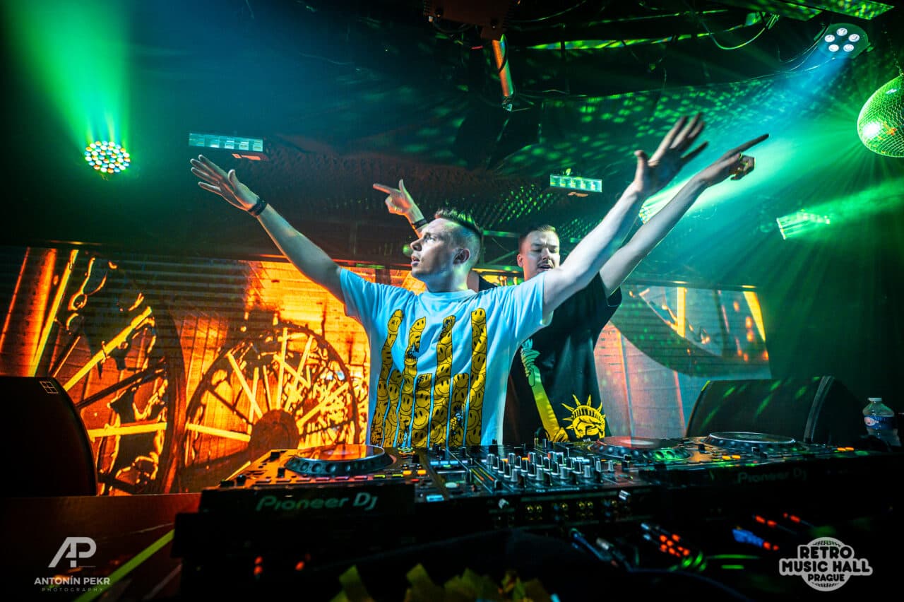Mit einer E-Mail zum Erfolg: AXMO über ihre Entwicklung und ihr erstes Rave Culture Set