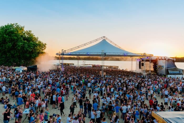 Last-Minute-Tipp für Sonne, Strand und gute Musik: Das Sunset Beach Festival