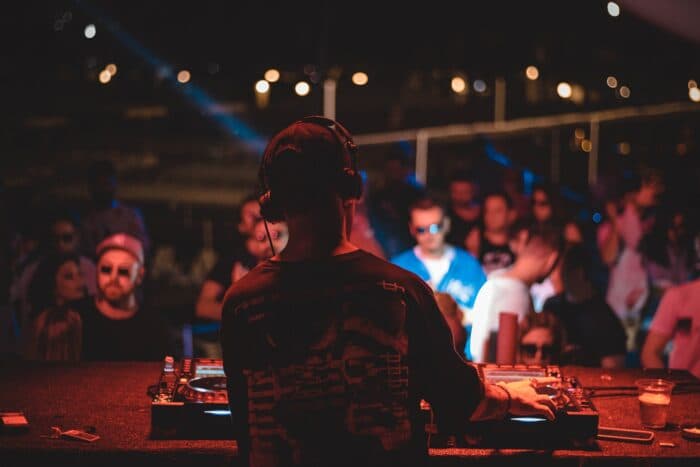 Was man als Anfänger unbedingt an DJ-Equipment haben sollte