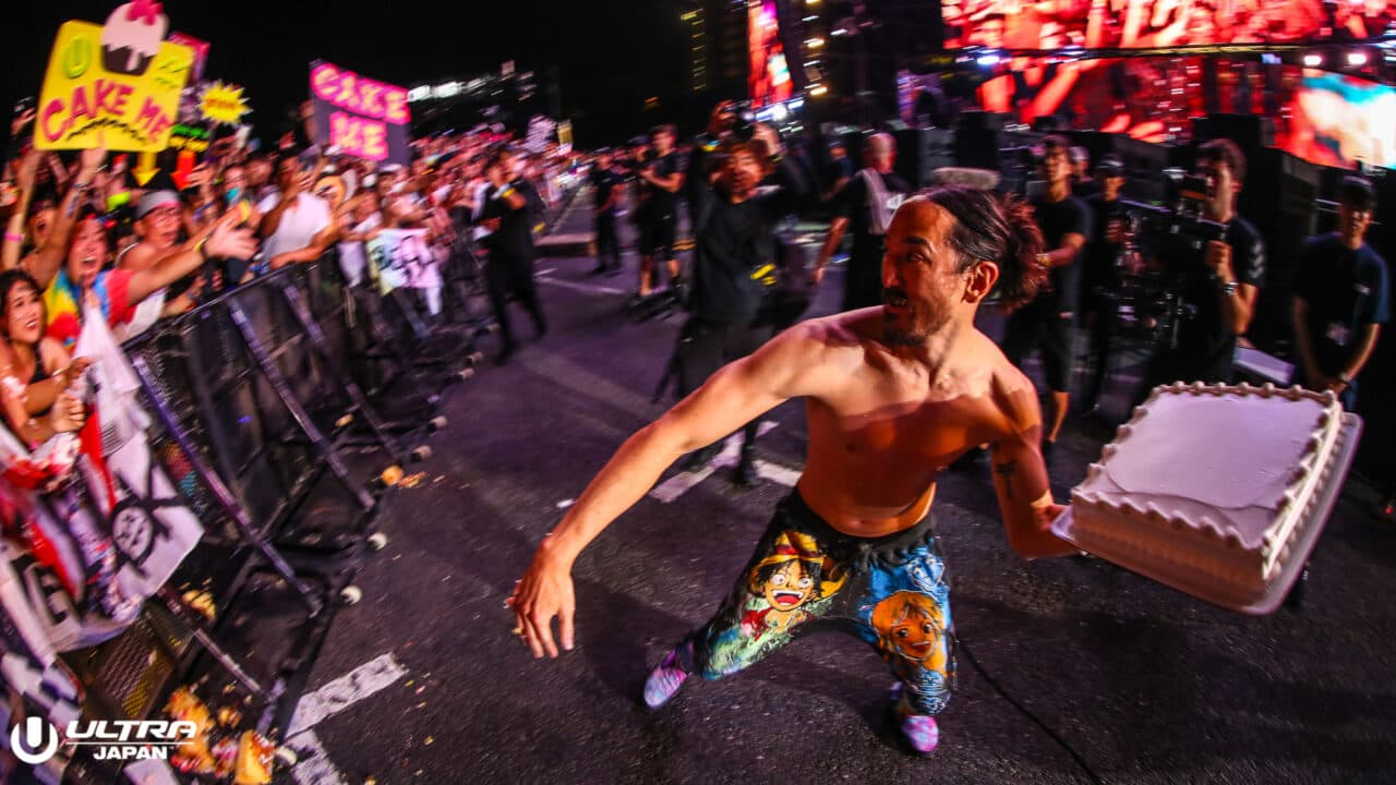 Tortenangriff von Steve Aoki auf PAROOKAVILLE-Gründer Bernd Dicks
