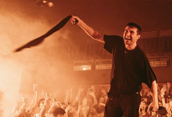 Fan krönt Fred again.. mit selbst gebauter USB-Krone