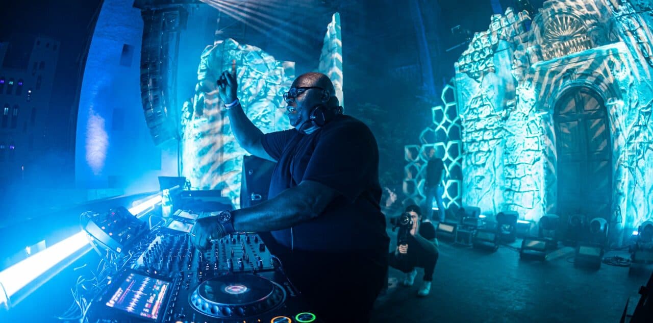 Carl Cox kündigt spektakuläre Hybrid-Live-Show für UMF 2025 an
