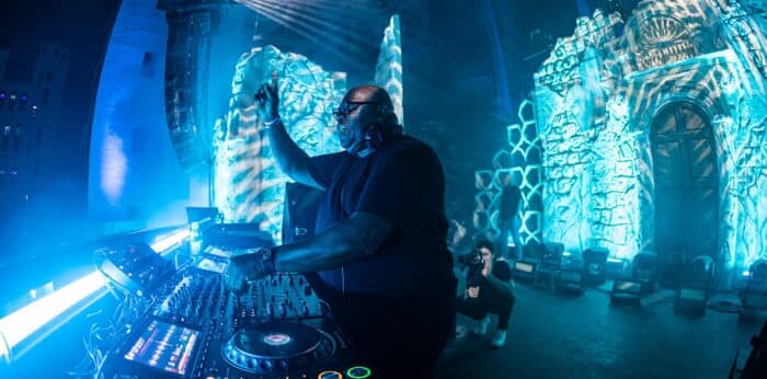 Carl Cox kündigt spektakuläre Hybrid-Live-Show für UMF 2025 an