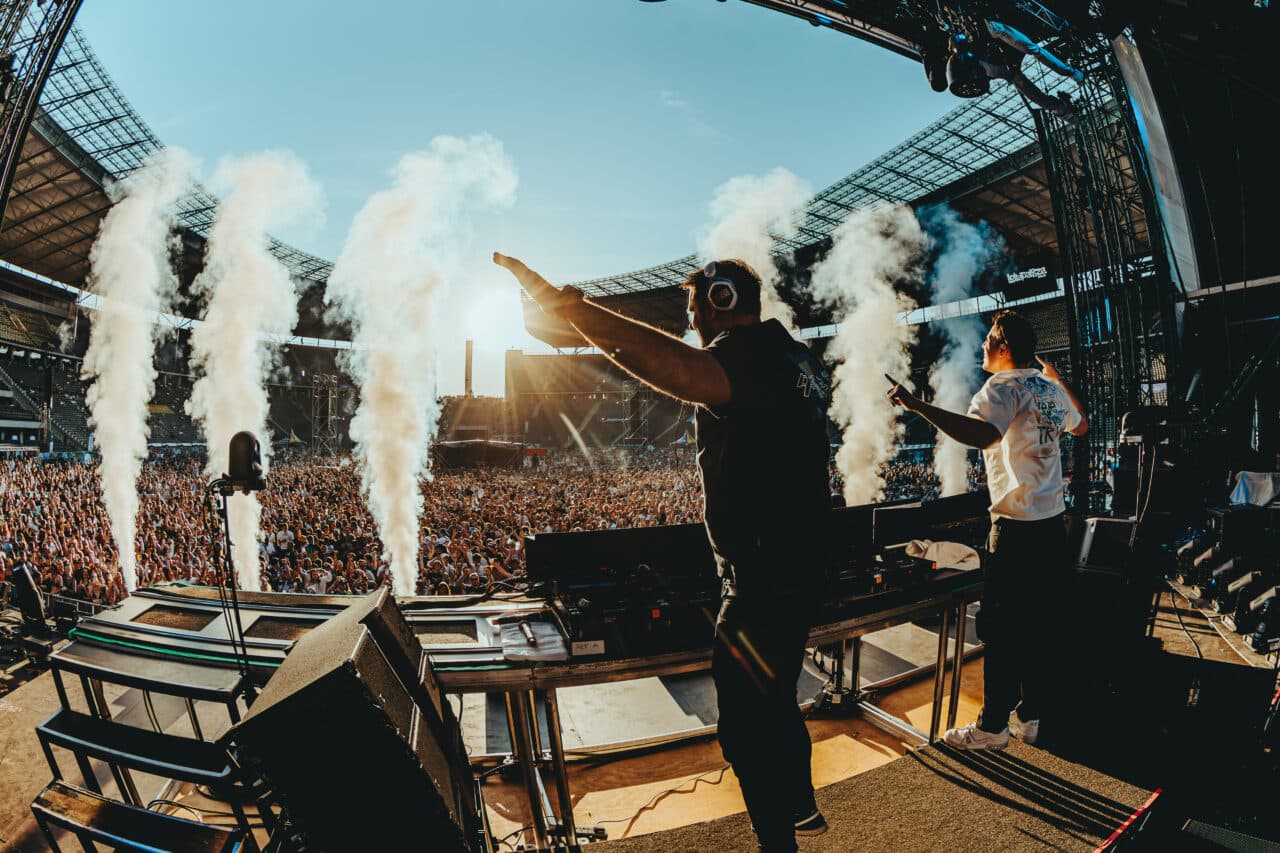 Feiern, Raven & Eskalation: W&W releasen „Jump Jump Jump“ 