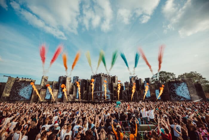 Tante Mia tanzt 2025: Timmy Trumpet, Rooler & Co. feiern Auftakt in Festivalsaison