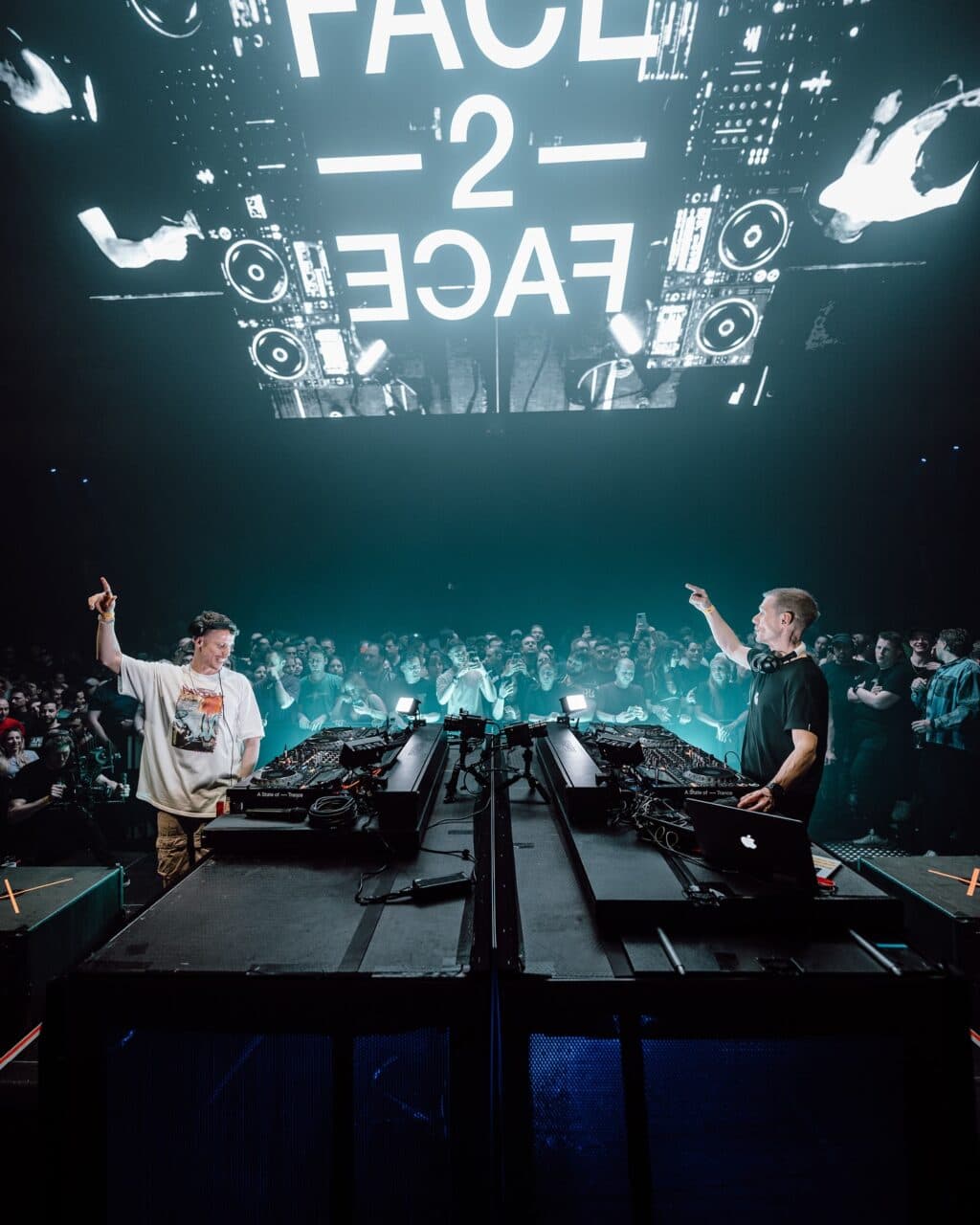 Armin van Buuren & Maddix liefern elektrisierendes Face-to-Face-Set