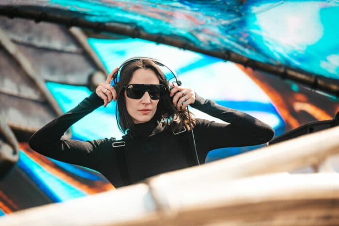Amelie Lens steht mit Tochter Kiki am Plattenspieler
