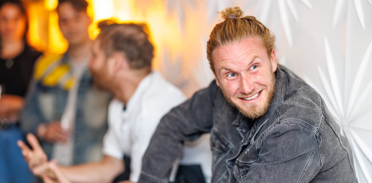 MORTEN rasiert sich auf der Ultra Mainstage die Haare ab – das steckt dahinter