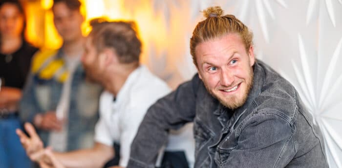 MORTEN rasiert sich auf der Ultra Mainstage die Haare ab – das steckt dahinter