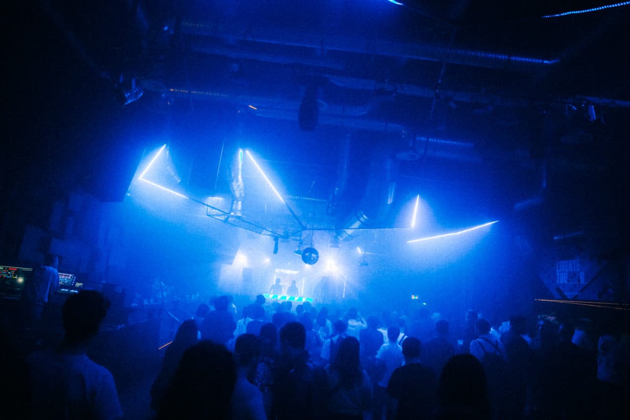LIBERTÉ TOUR x POWER: Elektronische Klänge in Berlins neuer Bistro-Disko
