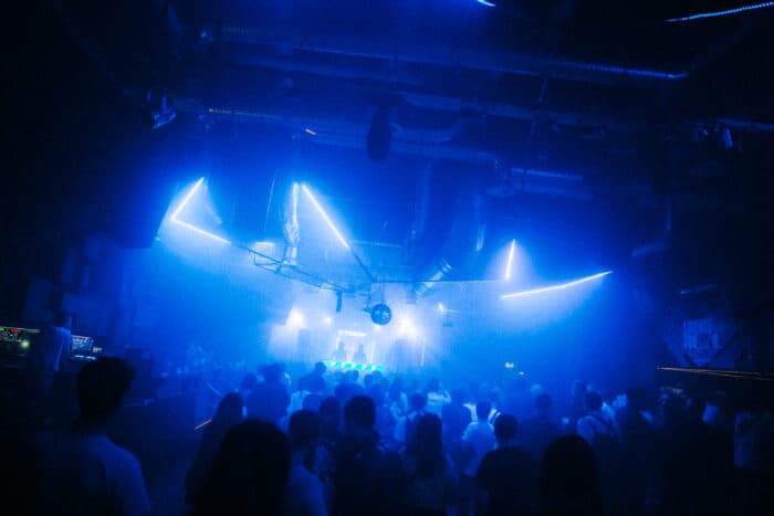 LIBERTÉ TOUR x POWER: Elektronische Klänge in Berlins neuer Bistro-Disko