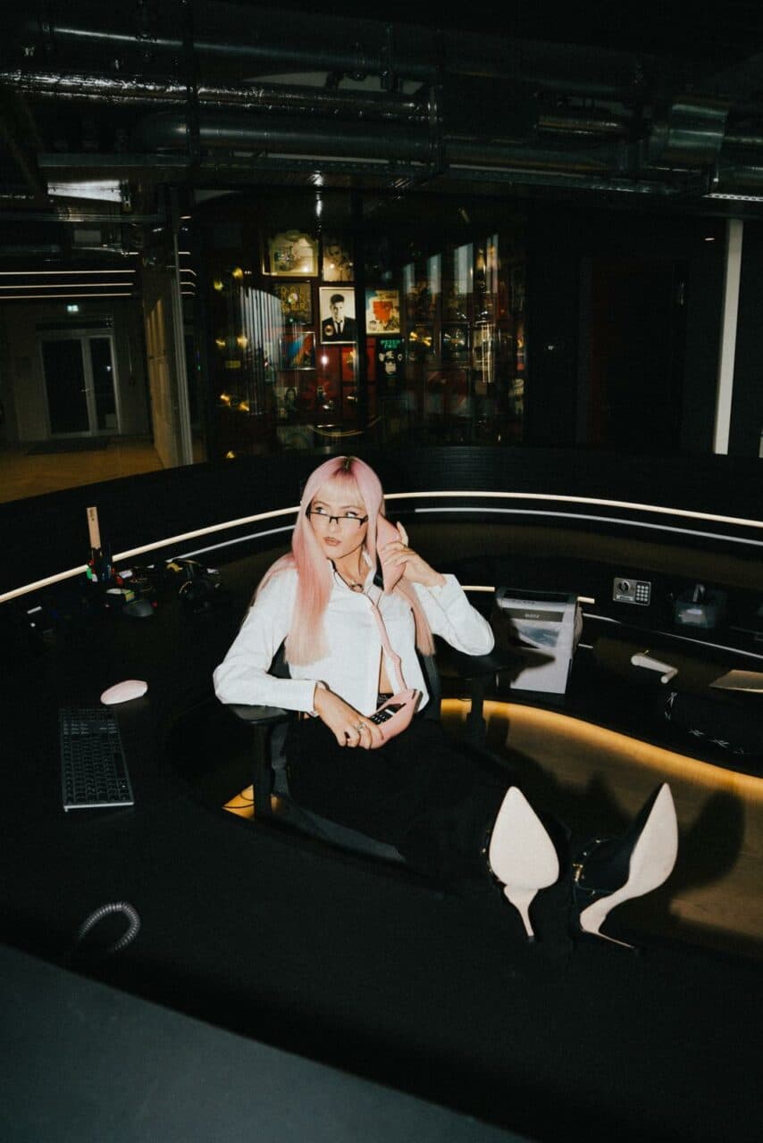 „OMG“: BELLA X bringt Pop, Rock & Rave auf einen Nenner