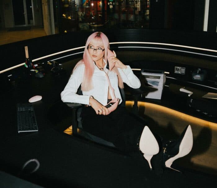 „OMG“: BELLA X bringt Pop, Rock & Rave auf einen Nenner