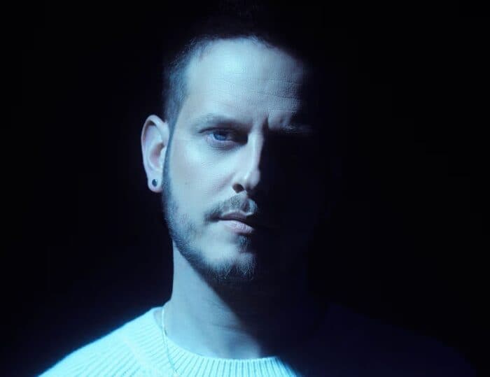 Heiratsantrag hinterm DJ-Pult: Ilan Bluestone verlobt sich live auf der Bühne