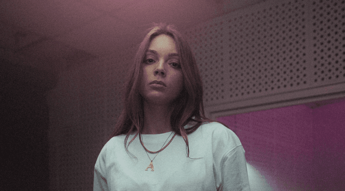 Pulsierend, tiefgründig, verletzlich: AVA CROWN startet mit „AMINATA“ in ihr Melodic-Techno-Kapitel