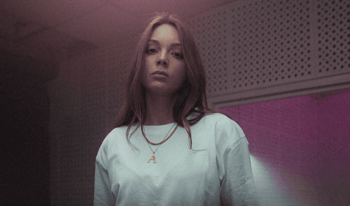Pulsierend, tiefgründig, verletzlich: AVA CROWN startet mit „AMINATA“ in ihr Melodic-Techno-Kapitel