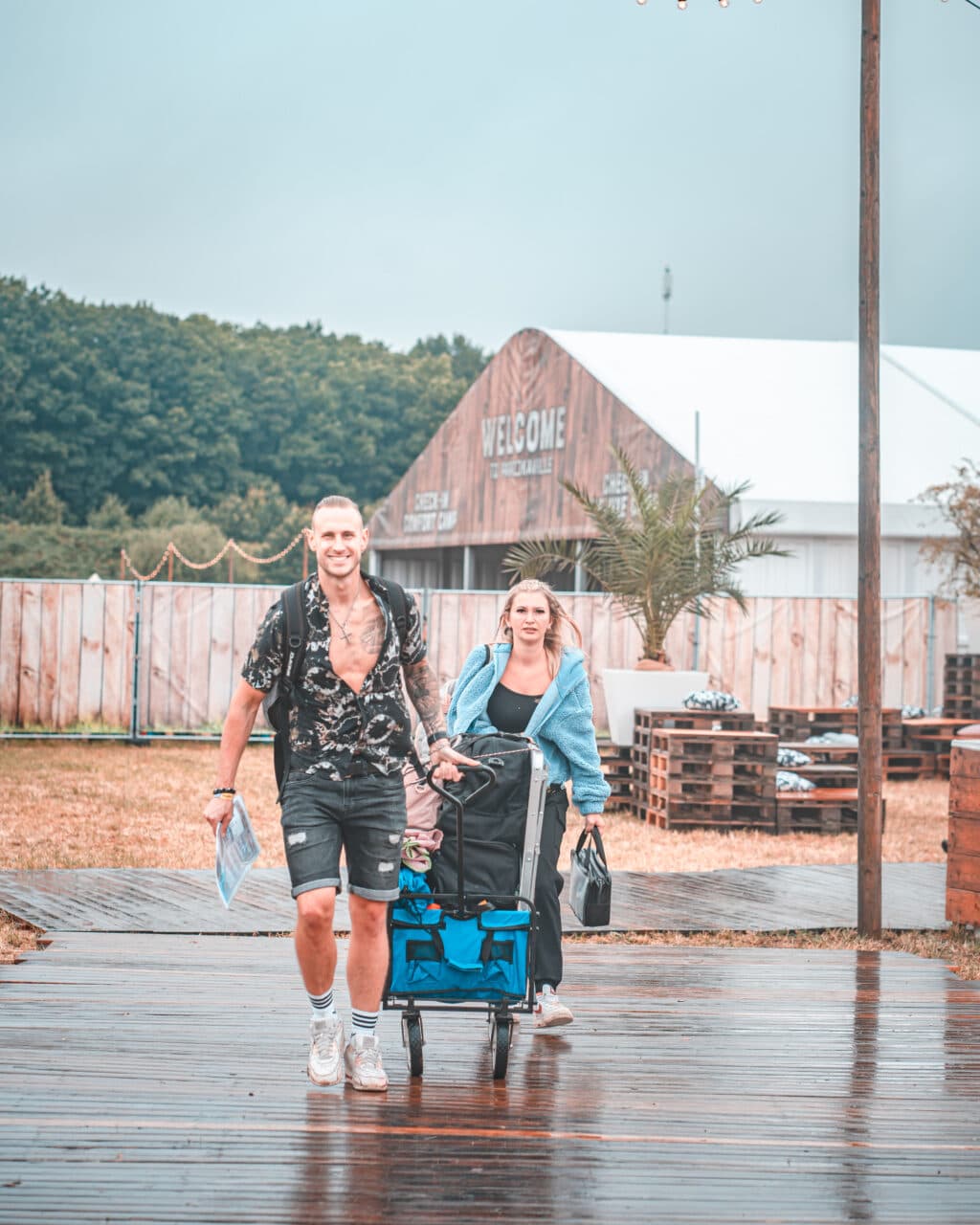 PAROOKAVILLE unter Wasser: Festivalstart im Dauerregen