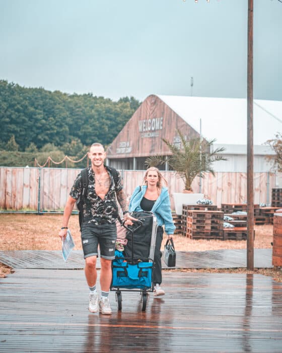 PAROOKAVILLE unter Wasser: Festivalstart im Dauerregen