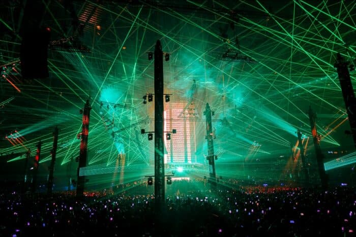 Verknipt schreibt Geschichte: Weltrekord für größte Lasershow aller Zeiten