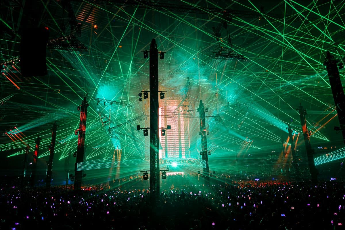 Verknipt schreibt Geschichte: Weltrekord für größte Lasershow aller Zeiten