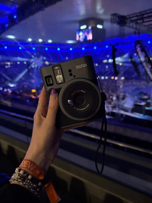 instax mini 41™: Wie Sofortbilder Festivalmomente greifbar machen