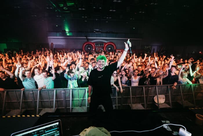 Greenice: Zwischen DJ-Booth und Bürgermeisteramt – wie ein Österreicher die Spotify-Charts erobert