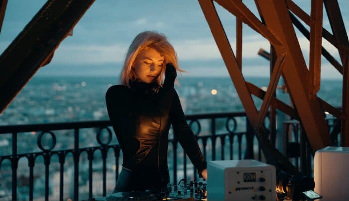Hardcore über Paris: Hysta legt auf dem Eiffelturm auf