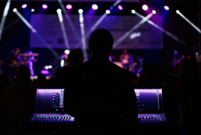 KI im Takt: Wie künstliche Intelligenz die Musikindustrie neu formt und warum andere Branchen denselben Weg gehen