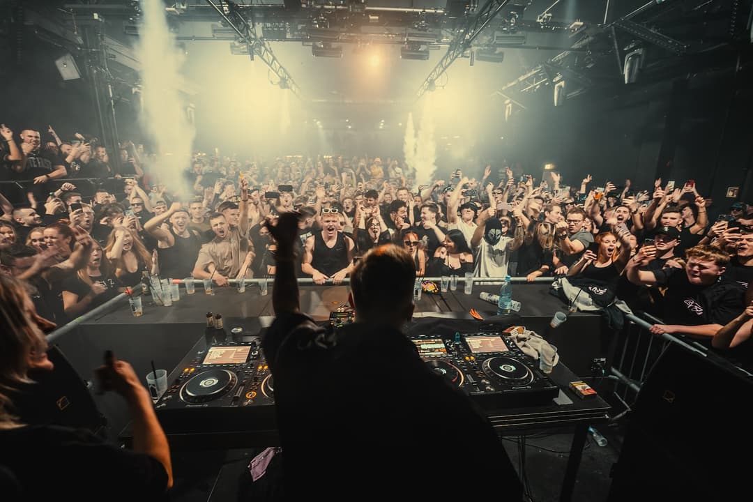 Eine ganze Nacht mit Nibirii: Zeuz übernimmt das Bootshaus