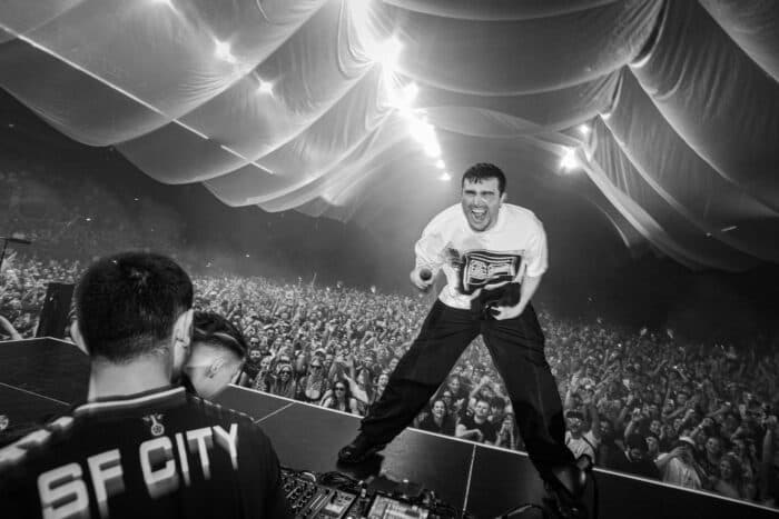 Fred again.. lädt seine komplette USB002-Tour hoch: 108 Stunden Musik, Visuals und Erinnerungen