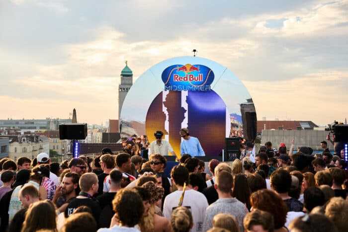 Zwei Länder, zwei Partys, zwölf Stunden: Red Bull Midsummer war ein weltweiter Traum für Fans elektronischer Musik