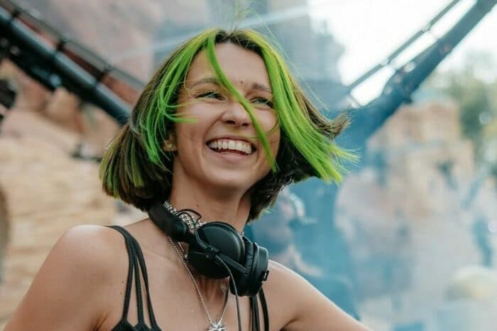 Miss Monique überrascht beim Tomorrowland mit Robbie-Williams-Collab